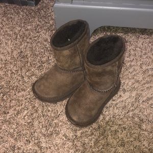 Toddler ugg boots! Beautiful dark brown. Size 7